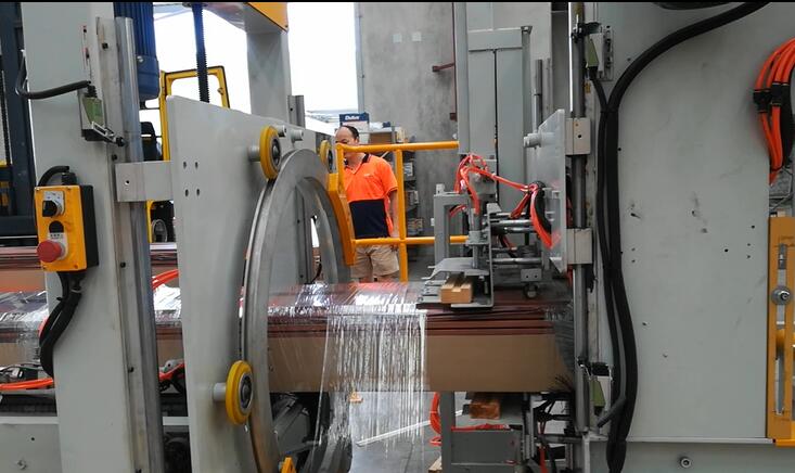 Automatic Horizontal Orbital Stretch Wrapper with Integrated Timber Feeding System